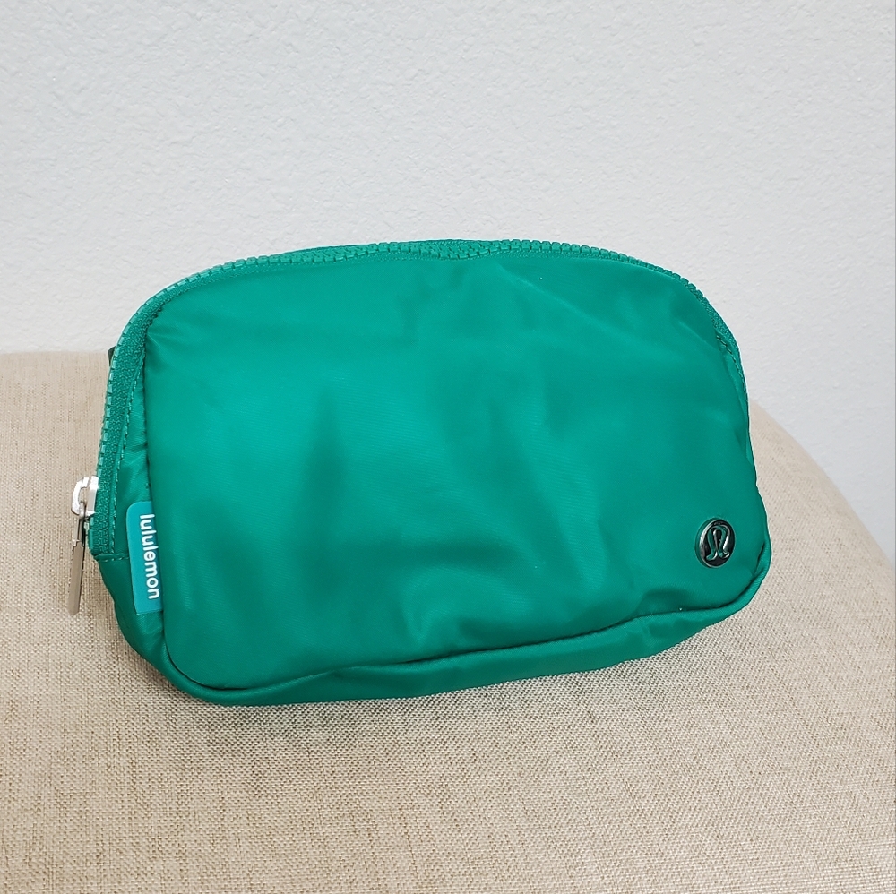 Lululemon emerald green belt bag